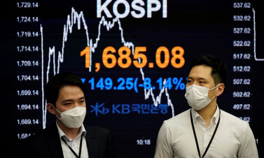 Asian stocks push higher on tech strength, China lags